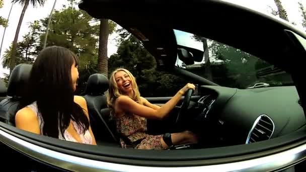 Dívky baví v luxusní kabriolet — Stock video