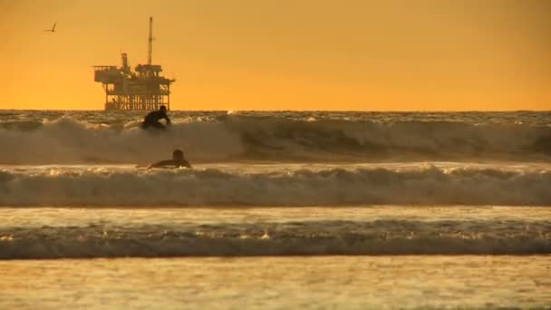 Морская нефтедобывающая платформа — стоковое видео