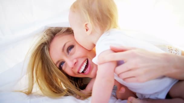 金髪のお母さんと赤ちゃんの本公開買付けキス — ストック動画