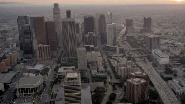 Vue aérienne du paysage urbain de la circulation, gratte-ciel, LA, États-Unis — Video