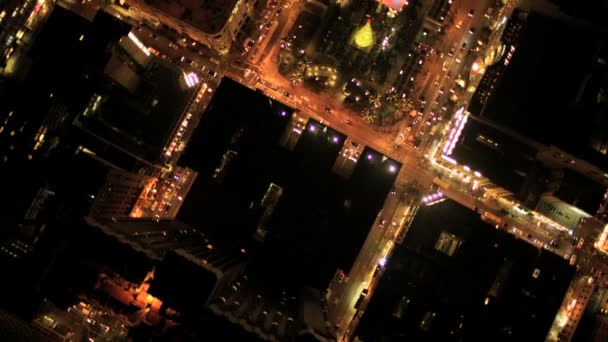 Noche aérea iluminada vista vertical del rascacielos de la ciudad, San Francisco, EE.UU. — Vídeo de stock