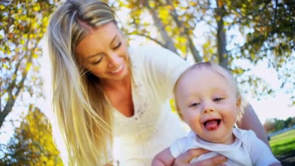 Mãe e bebê diversão ao ar livre — Vídeo de Stock