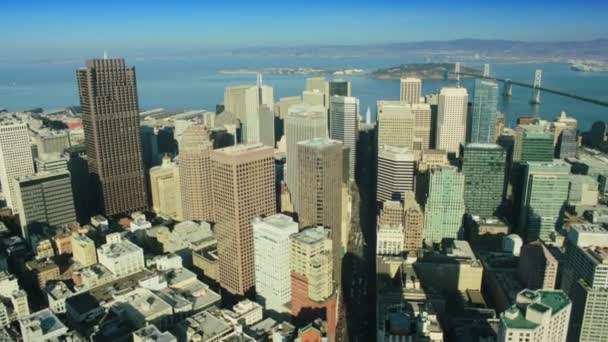 Αεροφωτογραφία του κόλπου γέφυρα πόλη ουρανοξύστες, Σαν Φρανσίσκο, ΗΠΑ — Αρχείο Βίντεο