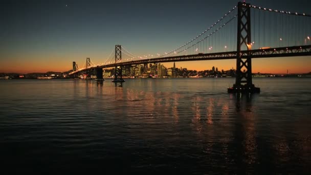 Вид на закат с воздуха, мост Окленд Бэй, Сан-Франциско, США — стоковое видео