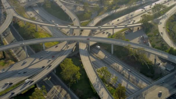 Luchtfoto van het verkeer op de kruising voorsteden, Verenigde Staten — Stockvideo