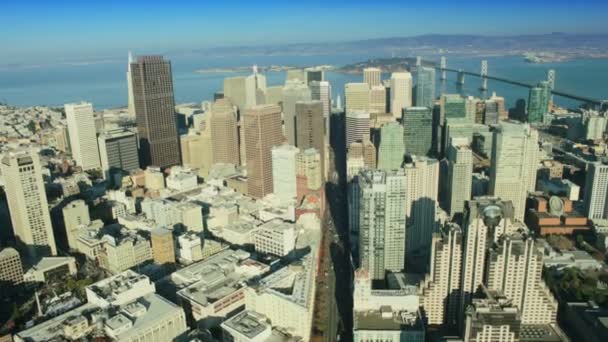 Vista aérea de los rascacielos de la ciudad de Bay bridge, San Francisco, EE.UU. — Vídeos de Stock