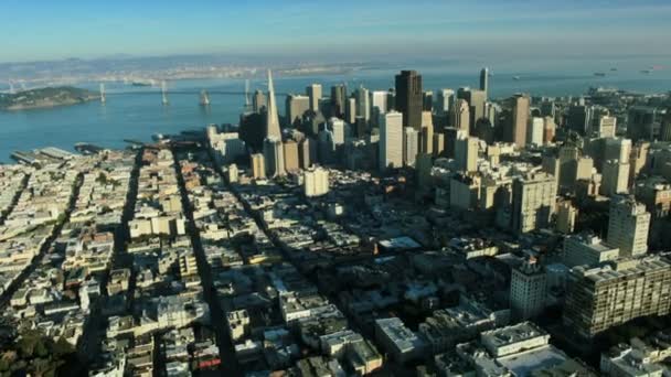 A légi felvétel a San Francisco és az Oakland Bay Bridge, Amerikai Egyesült Államok — Stock videók