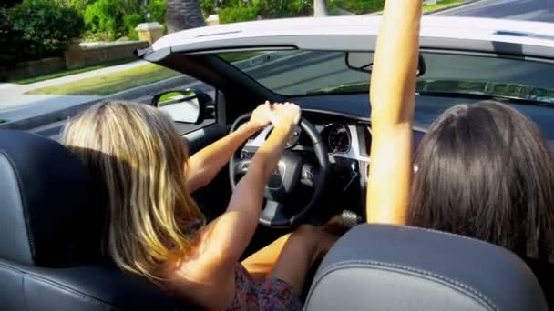 Chicas rubias y morenas en coche de lujo — Vídeo de stock