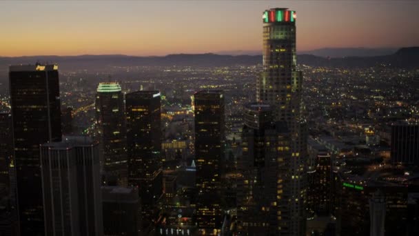 Вид с воздуха на закат небоскребов, Лос-Анджелес, США — стоковое видео