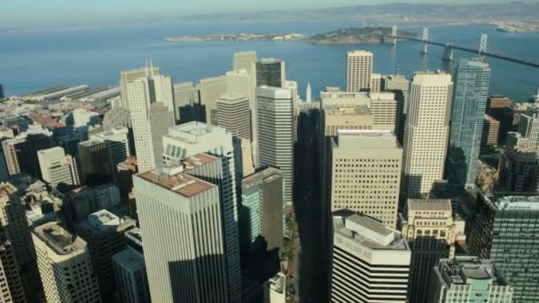 Flybilde av Bay Bridge skyskrapere, San Francisco, USA – stockvideo
