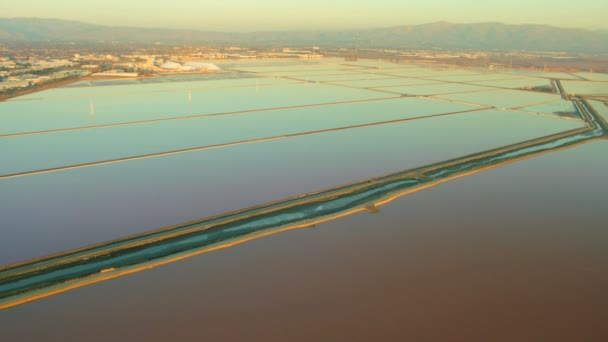 Vista aérea de los estanques de agua salada en los humedales naturales — Vídeos de Stock