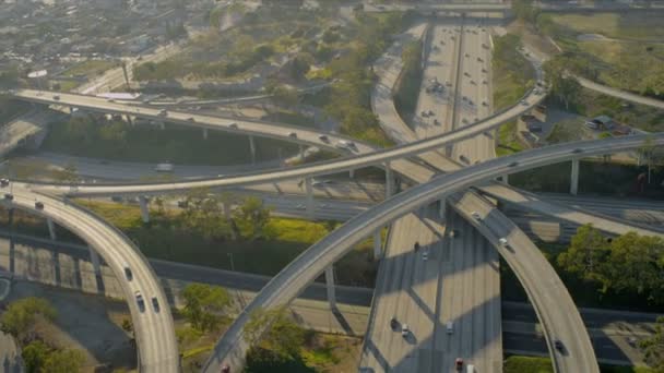Вид с воздуха на движение в пригороде пересечения, США — стоковое видео