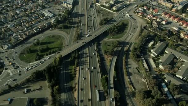 Vista aérea do tráfego suburbano em uma rodovia, São Francisco, EUA — Vídeo de Stock