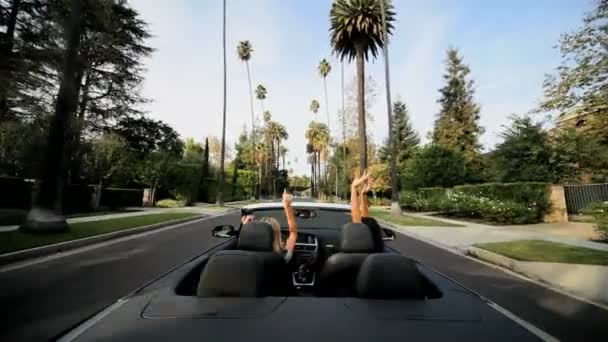 Californië meisjes in luxe cabriolet — Stockvideo