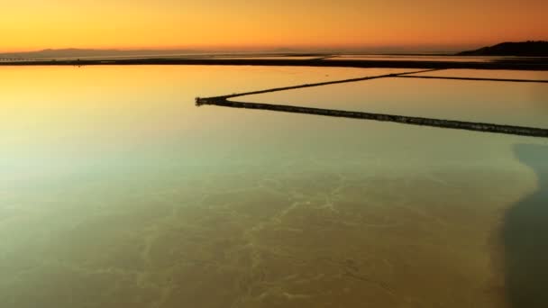 Aerial low angle view of levees separating salt ponds — Stock Video