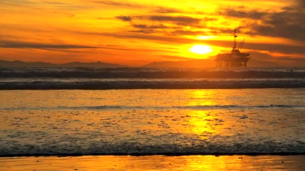 Puesta de sol de la plataforma petrolífera costa afuera — Vídeos de Stock