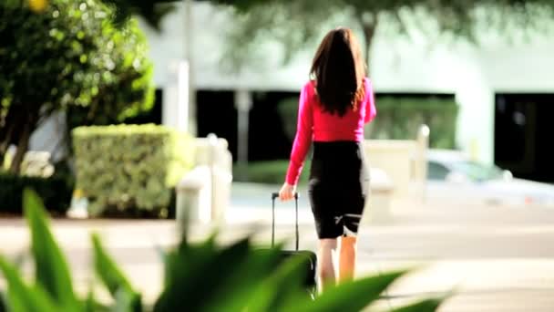 City Businesswoman виїжджає в аеропорт — стокове відео