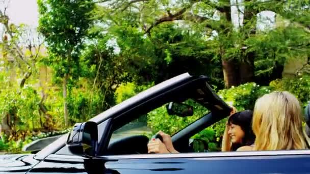 Chicas Caucásicas en Luxury Cabriolet — Vídeos de Stock