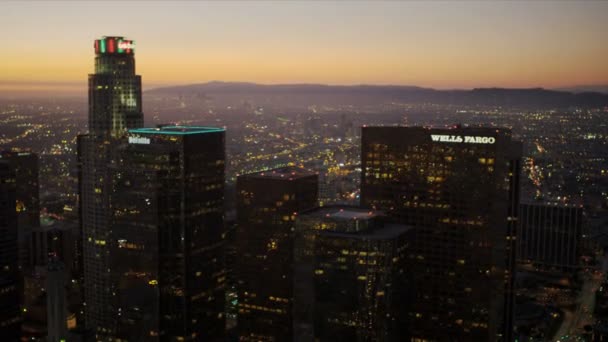 高層ビル、ロサンゼルス、アメリカ合衆国の夕焼け空撮 — ストック動画