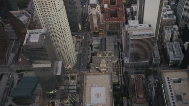 Vista aérea vertical de la ciudad de rascacielos en el centro de Los Ángeles, EE.UU. — Vídeos de Stock