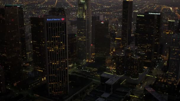 Luchtfoto in de schemering van financiële centrum, los angeles, Verenigde Staten — Stockvideo