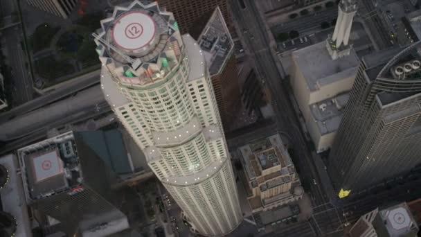 A légi felvétel a US Bank Tower, Los Angeles, Amerikai Egyesült Államok — Stock videók