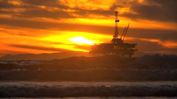 Πλατφόρμα πετρελαίου υπεράκτιες ηλιοβασίλεμα — Αρχείο Βίντεο