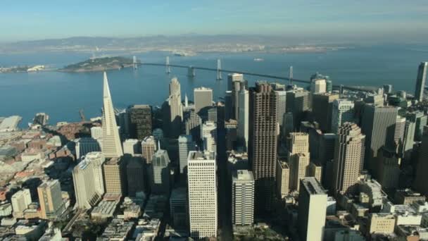 Vista aérea de San Francisco y Oakland Bay Bridge, EE.UU. — Vídeo de stock