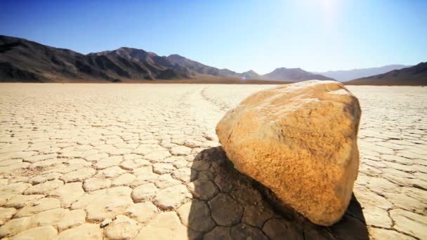 Stezka z death valley plachtění kameny — Stock video