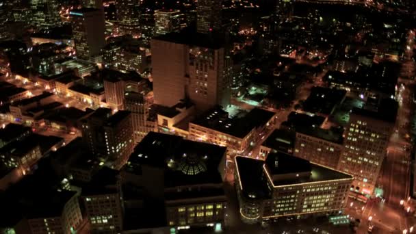 Noche aérea iluminada vista de las calles y manzanas de la ciudad, América — Vídeo de stock