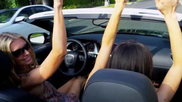 Freundinnen im Urlaub fahren offenes Auto — Stockvideo