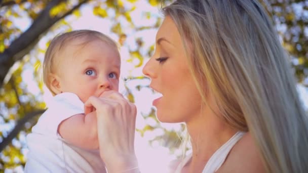 若い母親と赤ちゃんの息子の肖像画 — ストック動画