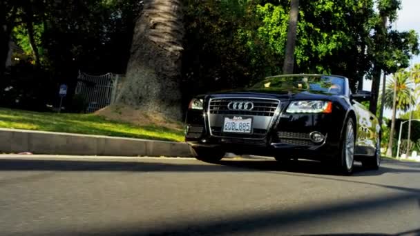 Meninas bonitas cruzeiro através de Beverley Hills — Vídeo de Stock