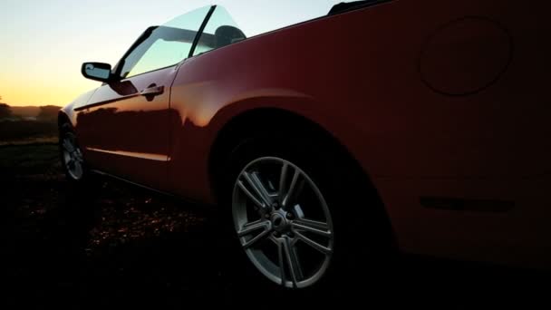 Luxusní kabriolet zaparkovaných západ slunce — Stock video