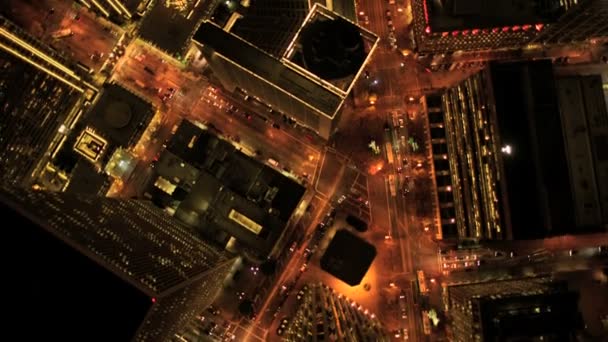 Vista aérea vertical en la noche del tráfico de la ciudad iluminada por las calles de la ciudad, EE.UU. — Vídeos de Stock