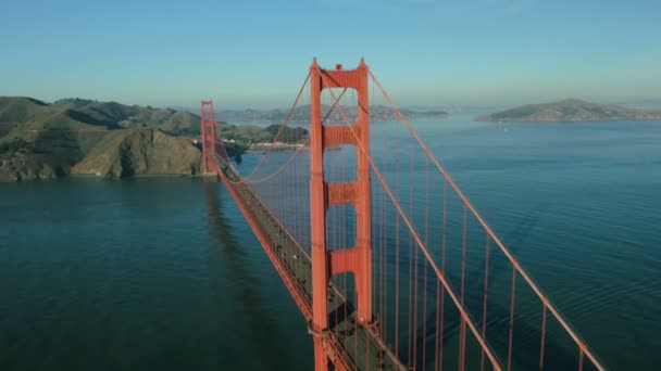 Vista aérea del tráfico por carretera cruzando el puente Golden Gate, EE.UU. — Vídeos de Stock