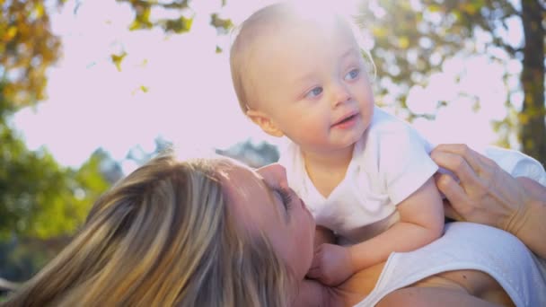 Jeune maman embrasser son bébé fils — Video