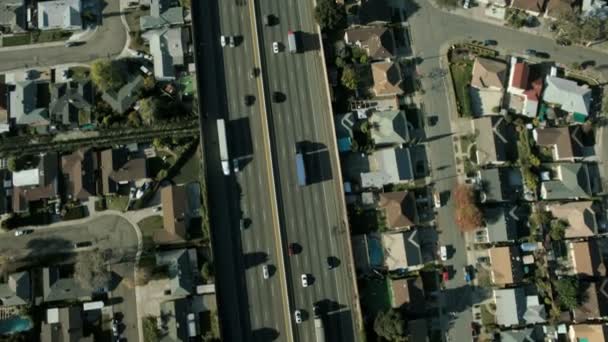 Вид с воздуха на пригородное движение на автостраде в городе — стоковое видео