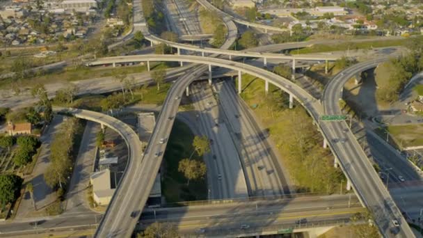 Luftaufnahme des Verkehrs an der Kreuzung Vororte der Stadt, USA — Stockvideo