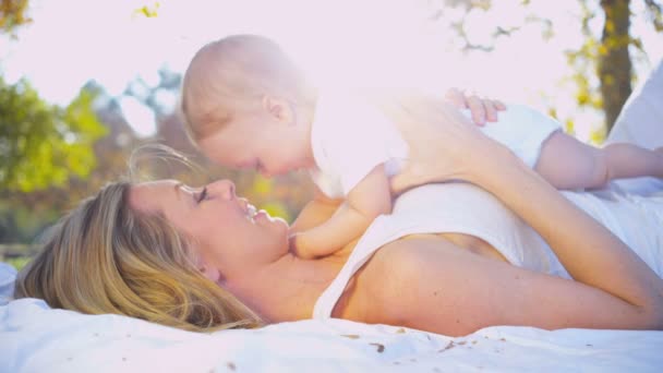 Liebevolle Mutter mit ihrem Baby im Freien — Stockvideo