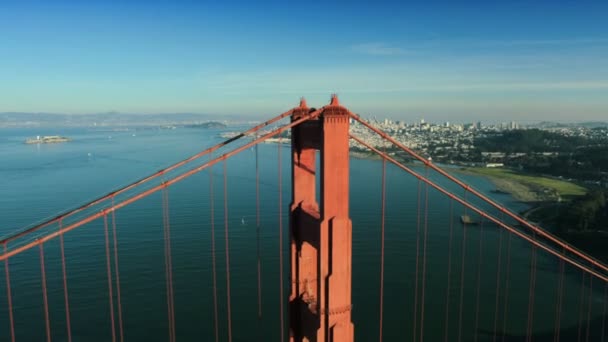 Vista aérea sobre el puente Golden Gate, San Francisco, EE.UU. — Vídeo de stock