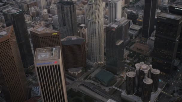 Σούρουπο Αεροφωτογραφία του ουρανοξύστες στο κέντρο της πόλης la, ΗΠΑ — Αρχείο Βίντεο