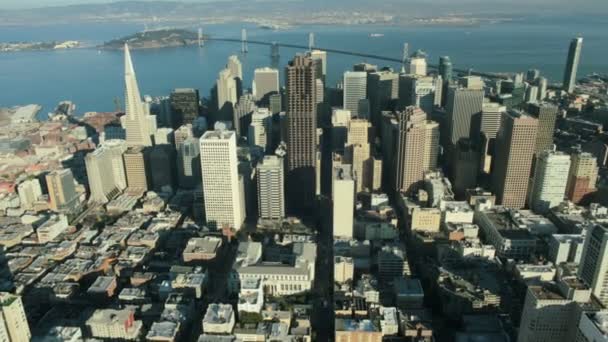 Luchtfoto van de stad van san francisco en de bay bridge, Verenigde Staten — Stockvideo