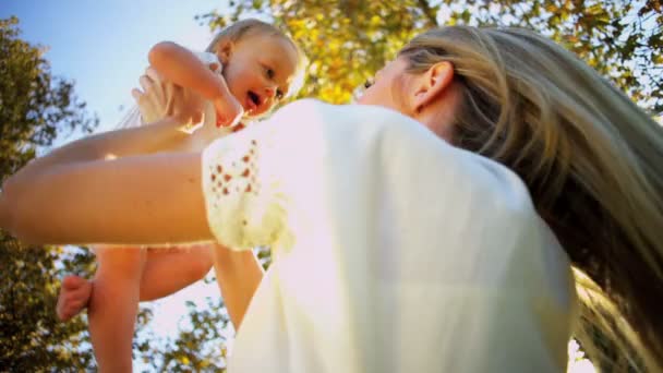 Kaukázusi anya és a baba együtt nevetünk — Stock videók