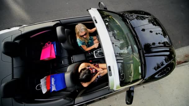 Chicas adineradas convertibles compras de lujo — Vídeo de stock