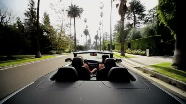 Chicas conduciendo agitando los brazos California — Vídeo de stock