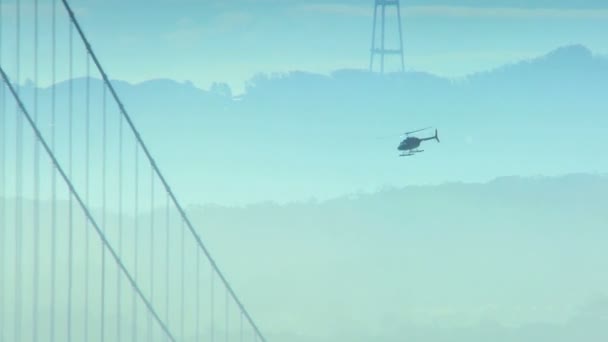 Helikopter korai köd Golden Gate-híd — Stock videók