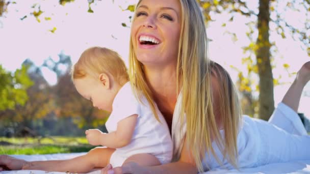 Bela jovem mãe com seu filho bebê — Vídeo de Stock