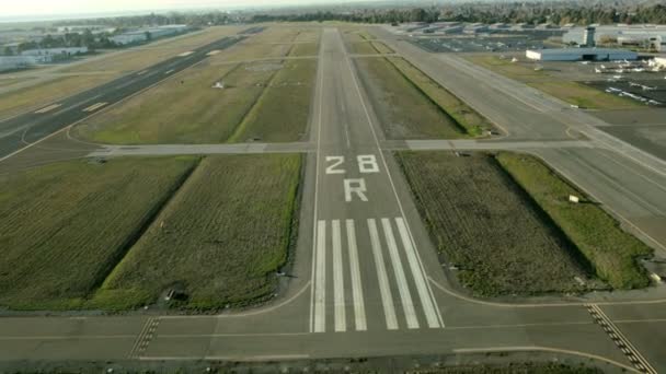 Luchtfoto van een vliegtuig landing — Stockvideo