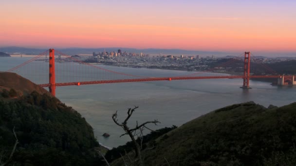 San Francisco entre dos puentes al atardecer — Vídeo de stock